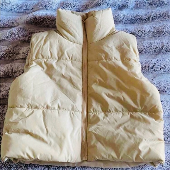 Cropped Beige Puffer Vest Zip Up - Picture 13 of 14